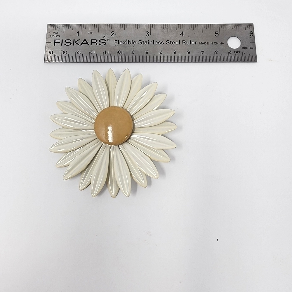 VINTAGE BEIGE FLORAL BROOCH - Picture 2 of 4